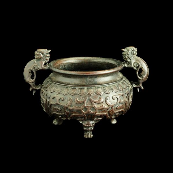 Incensiere tripode un stile arcaico con anse a guisa di draghi in bronzo, Cina, XX secolo