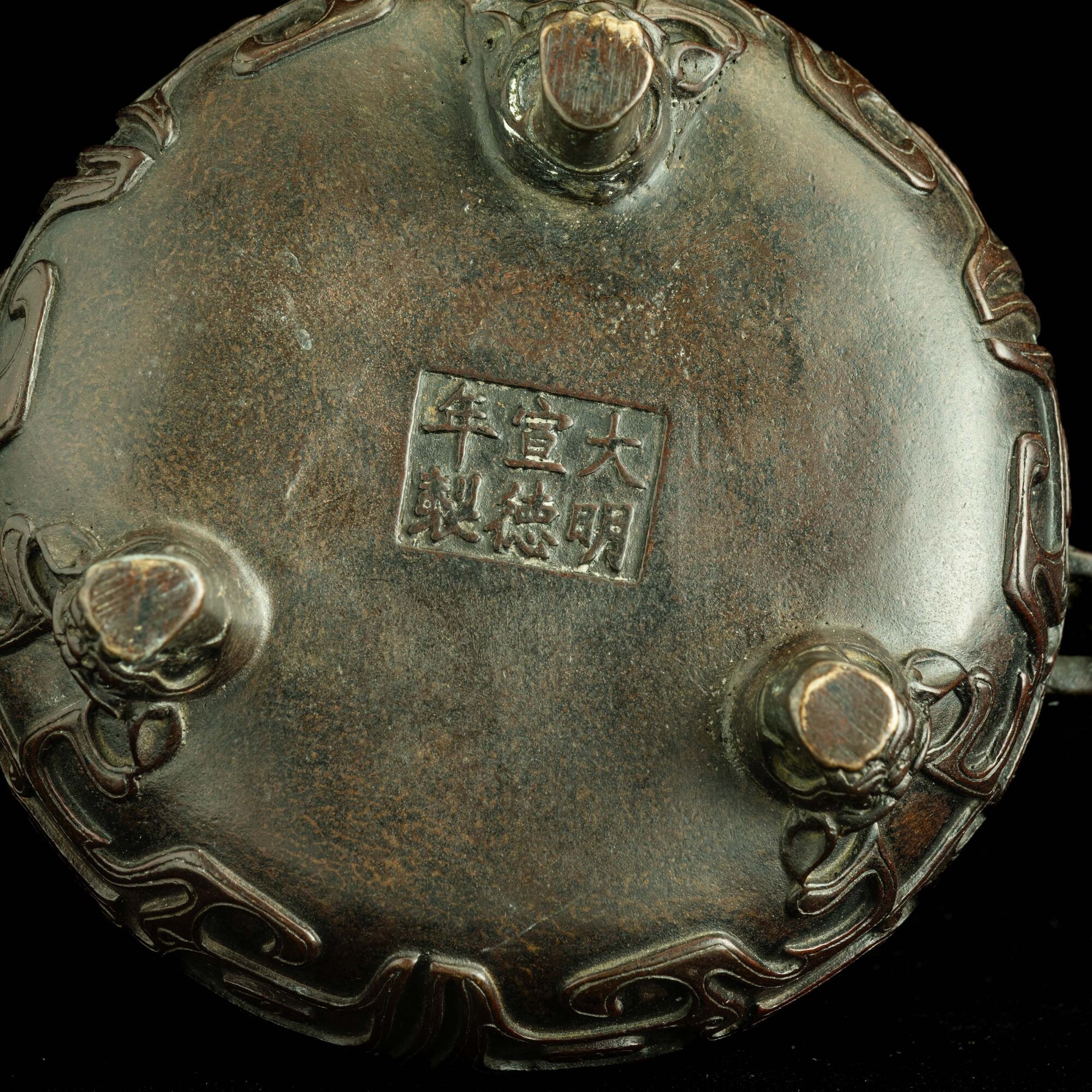 Cina del XX secolo, Incensiere tripode in bronzo con anse a guisa di draghi, stile arcaico