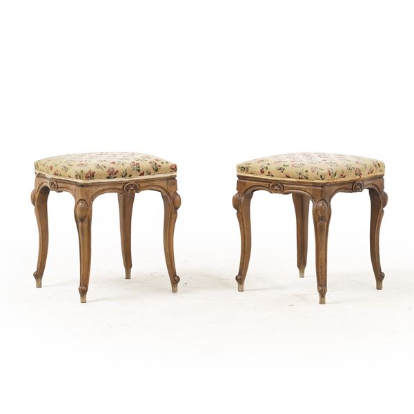 Coppia di panchetti in stile settecentesco. Fine XIX-inizi XX secolo