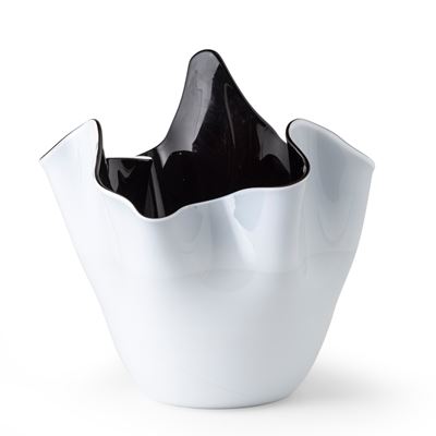 Venini, Vaso “a fazzoletto” in vetro soffiato incamiciato lattimo e ametista scuro (1983)