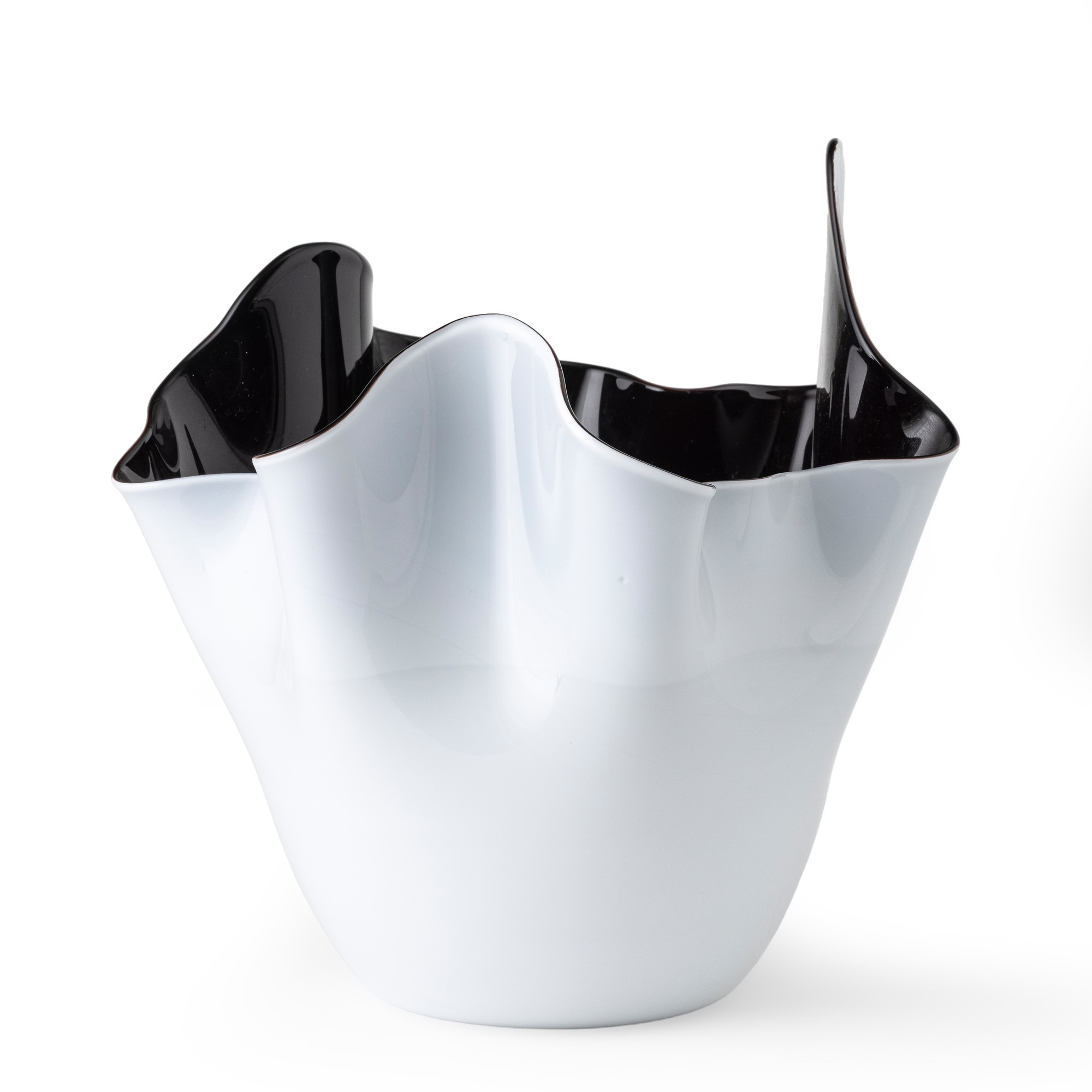 Venini, Vaso “a fazzoletto” in vetro soffiato incamiciato lattimo e ametista scuro (1983)