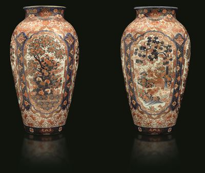 Giappone, Coppia di vasi in porcellana Imari con decorazioni floreali, periodo Meiji (1868-1912)
