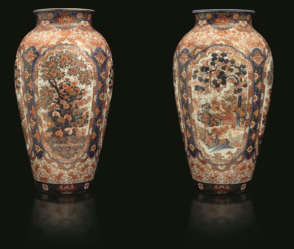 Coppia di vasi in porcellana Imari con decori a motivi floreali, Giappone, periodo Meiji (1868-1912)