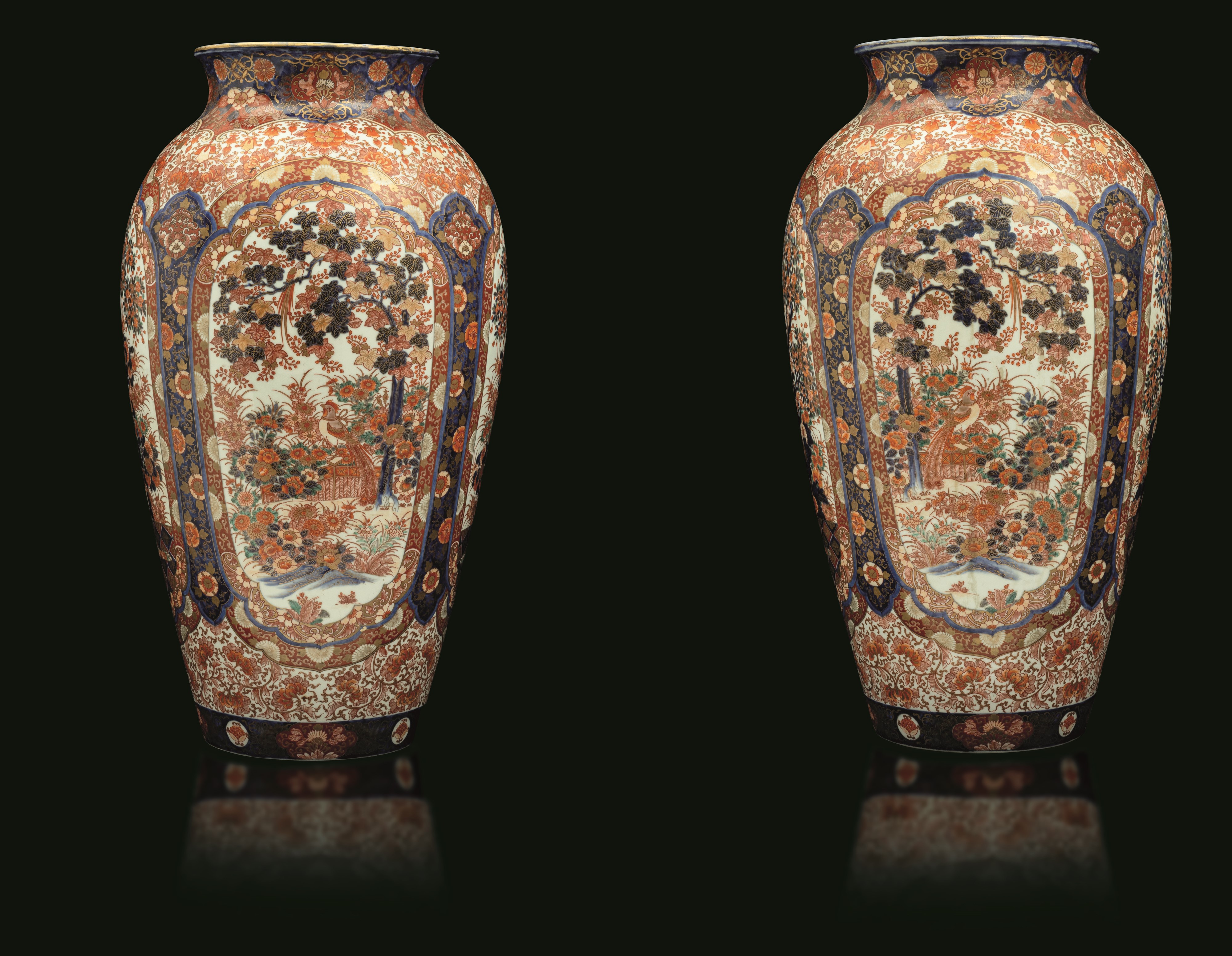 Giappone, Coppia di vasi in porcellana Imari con decorazioni floreali, periodo Meiji (1868-1912)