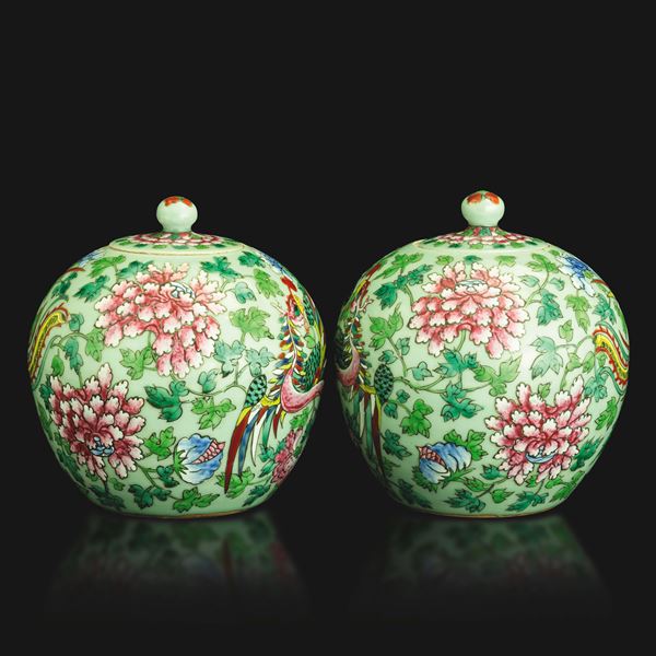 Coppia di potiche in porcellana Famiglia Rosa raffiguranti fenici con decori a motivi floreali, Cina, Repubblica