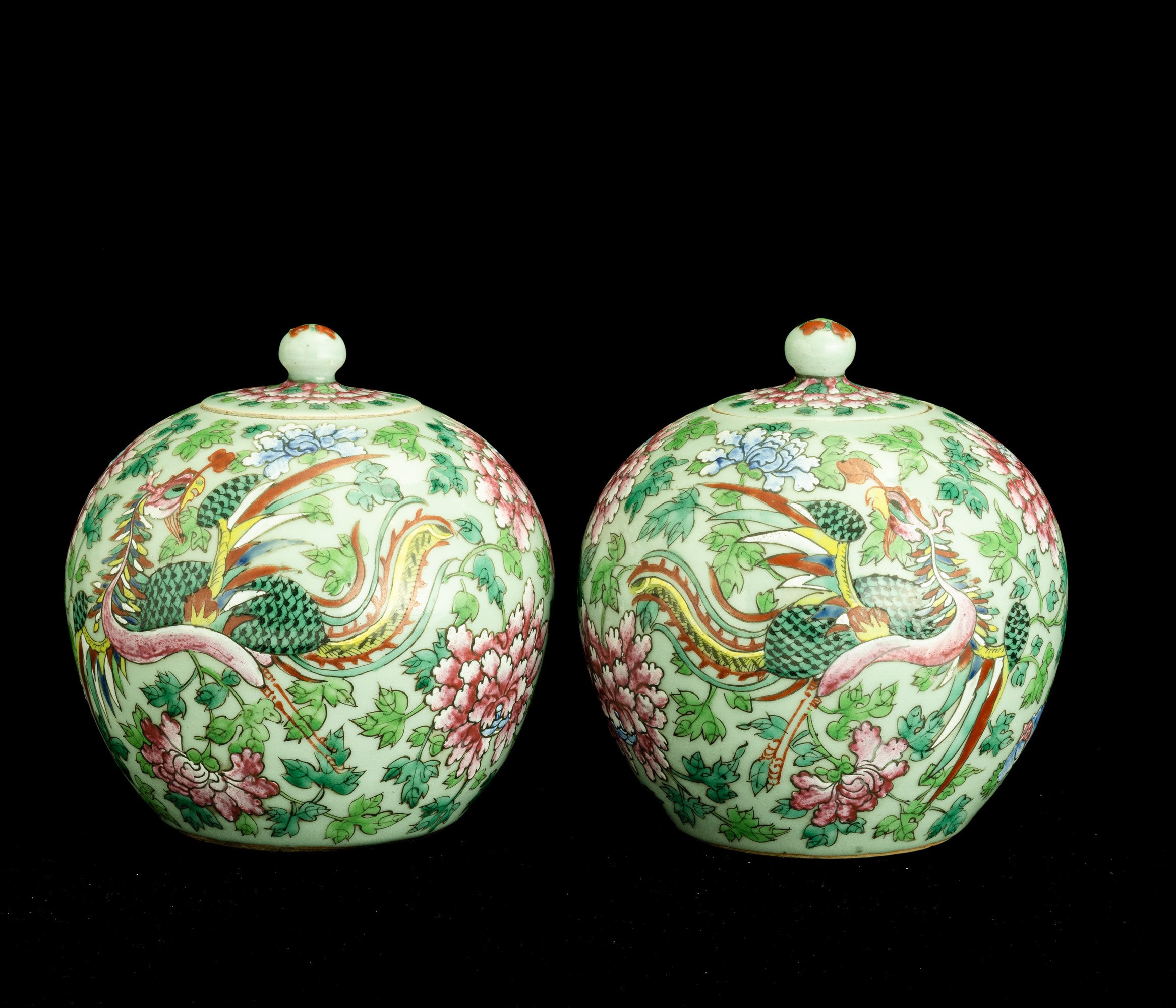 Coppia di potiche, Famiglia Rosa, Cina (Repubblica), raffiguranti fenici con decori floreali in p...