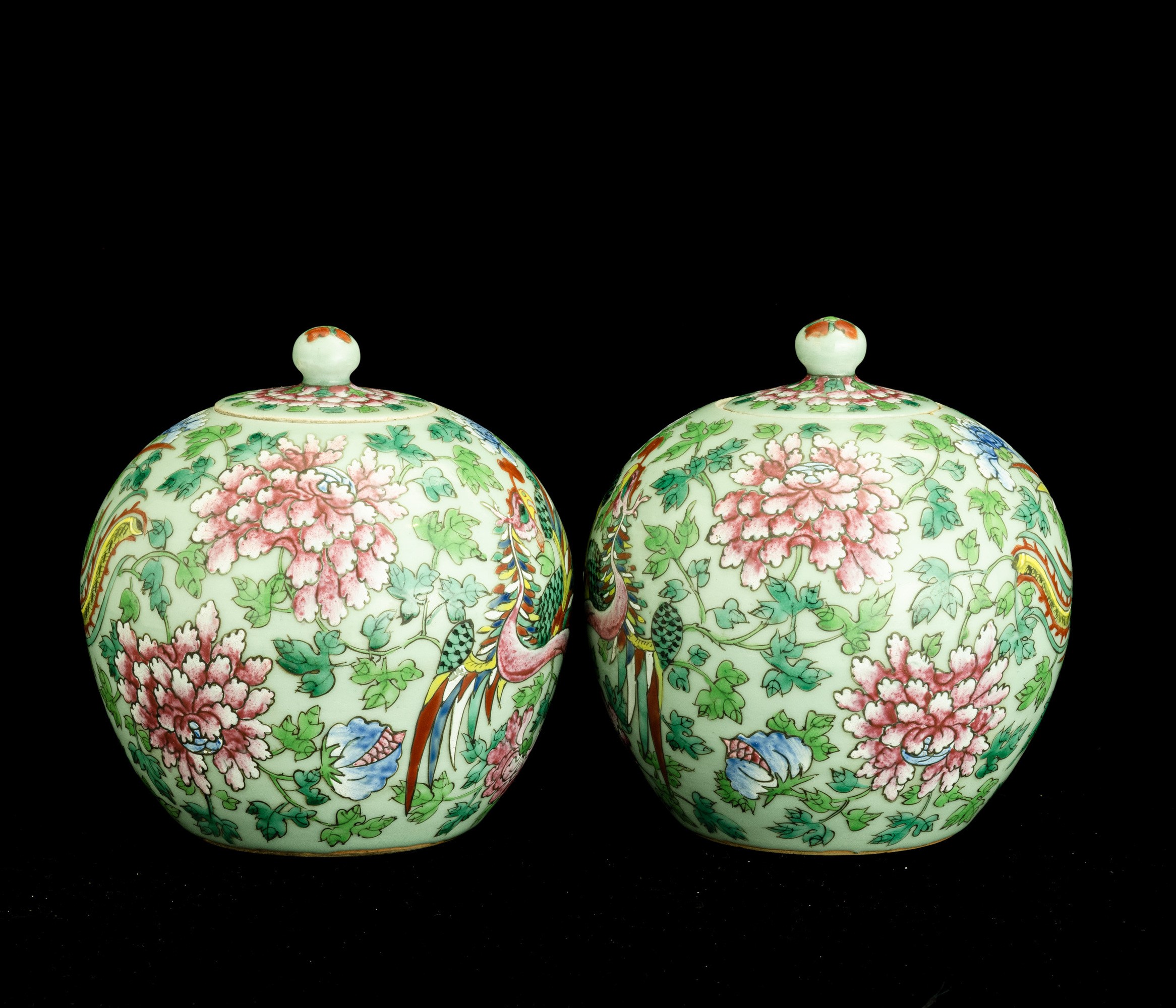 Coppia di potiche, Famiglia Rosa, Cina (Repubblica), raffiguranti fenici con decori floreali in p...