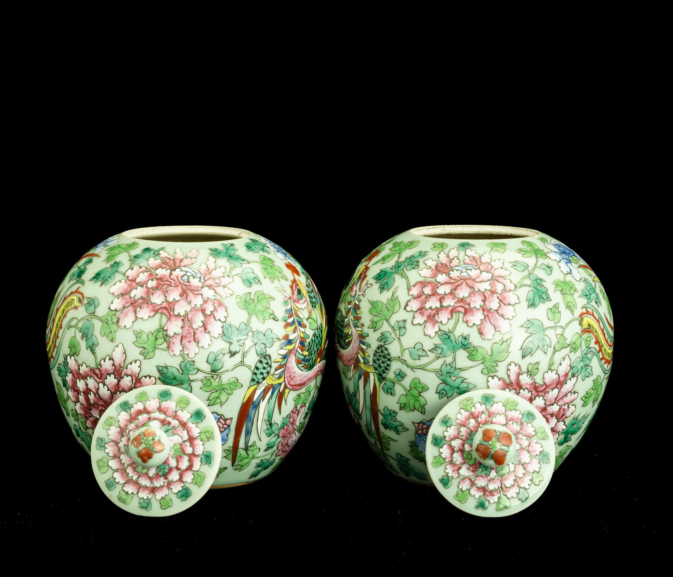 Coppia di potiche, Famiglia Rosa, Cina (Repubblica), raffiguranti fenici con decori floreali in p...