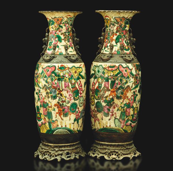 Coppia di vasi in porcellana Famiglia Rosa craquelé raffiguranti scena di battaglia con leoncini e draghi a rilievo, Cina, Dinastia Qing, XIX secolo