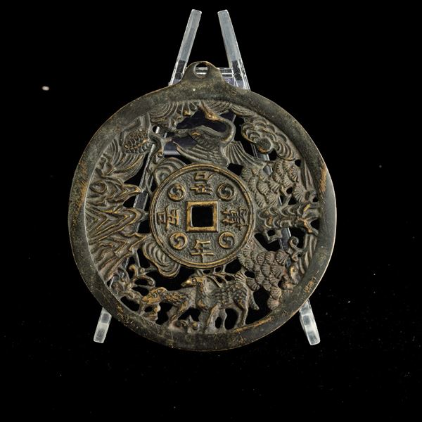 Amuleto portafortuna in bronzo raffiguranti agnelli e oca con decori a motivi vegetali traforati e iscrizioni, Cina, Dinastia Qing (1644-1912)