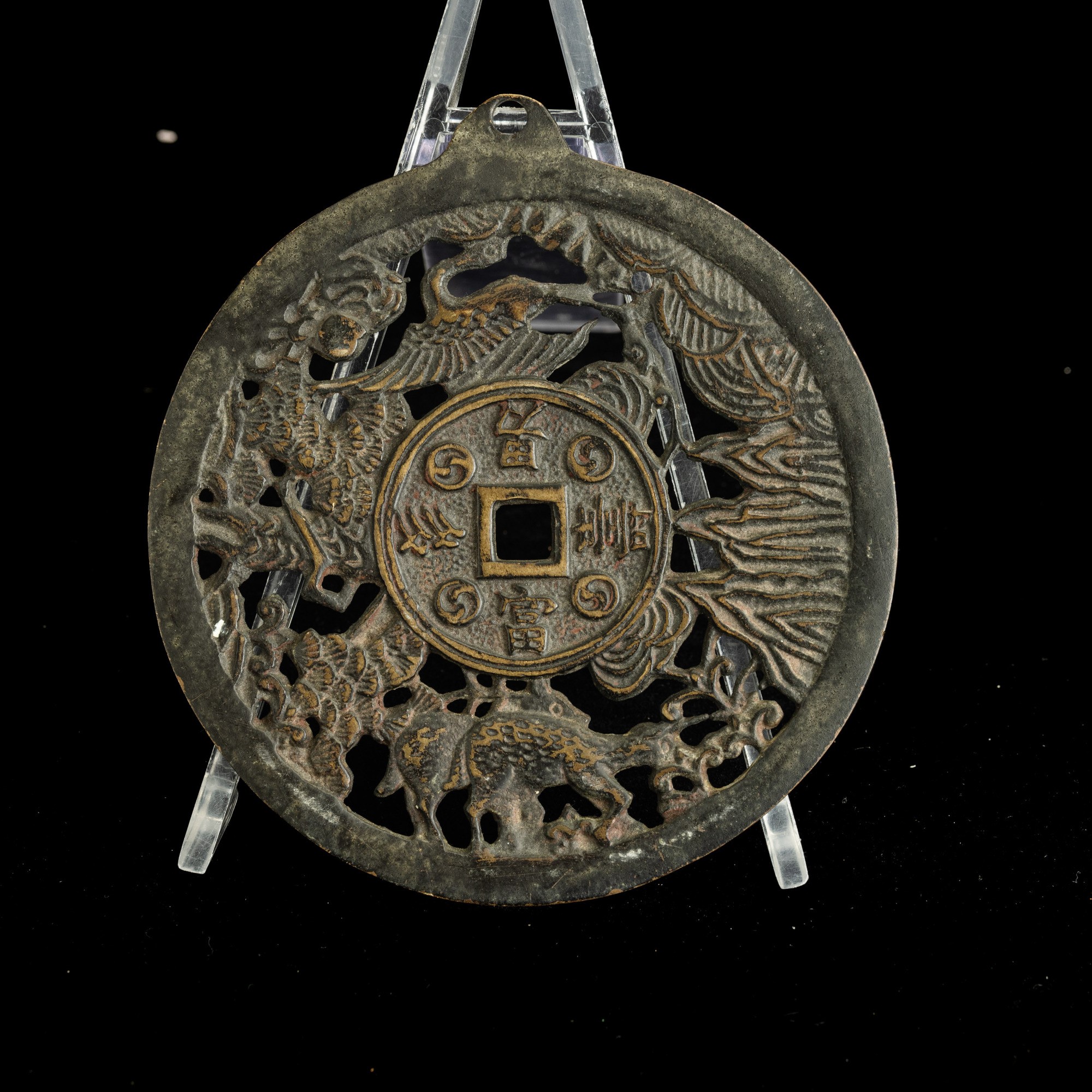 Cina, Amuleto portafortuna in bronzo con agnelli e oca, decori vegetali traforati e iscrizioni (D...