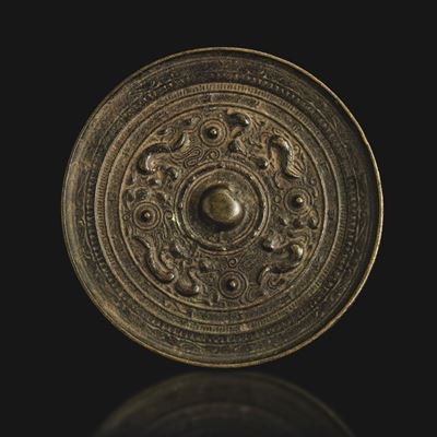 Cina, Dinastia Ming (XVII secolo), Specchio in bronzo con decori a rilievo in stile arcaico