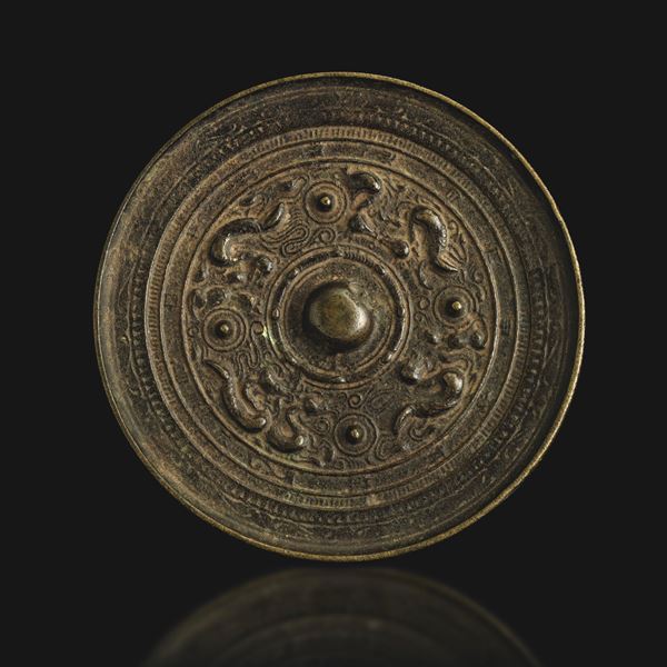 Specchio in bronzo con decori a rilievo in stile arcaico, Cina, Dinastia Ming, XVII secolo