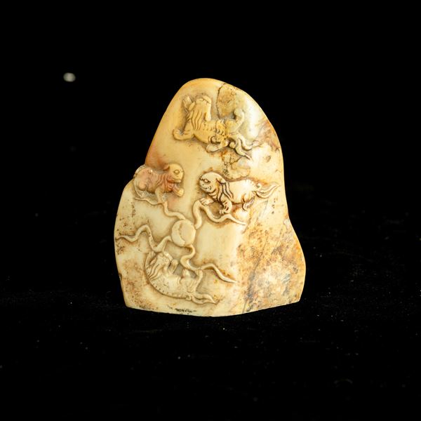 Elemento scolpito in pietra saponaria a guisa di montagna raffigurante Cani di Pho, Cina, XX secolo