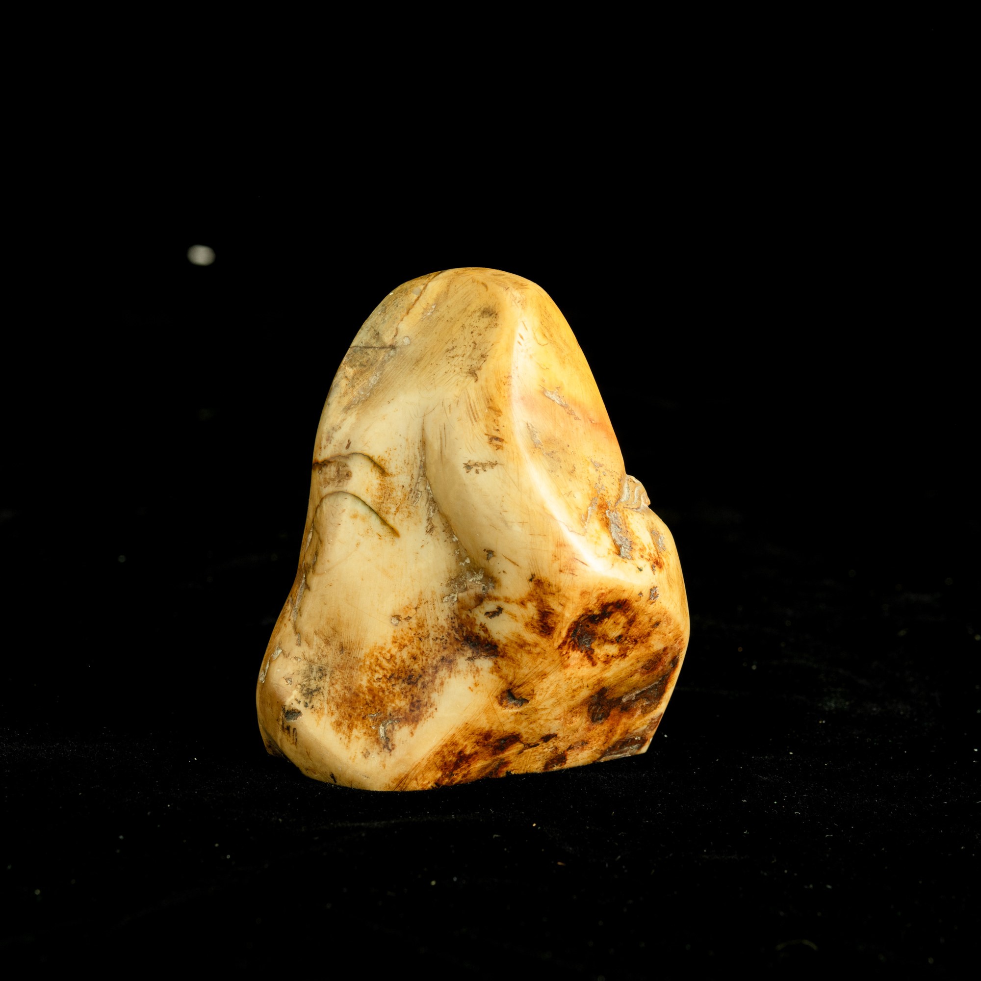 Cina, Elemento scolpito in pietra saponaria a guisa di montagna raffigurante Cani di Pho, XX seco...