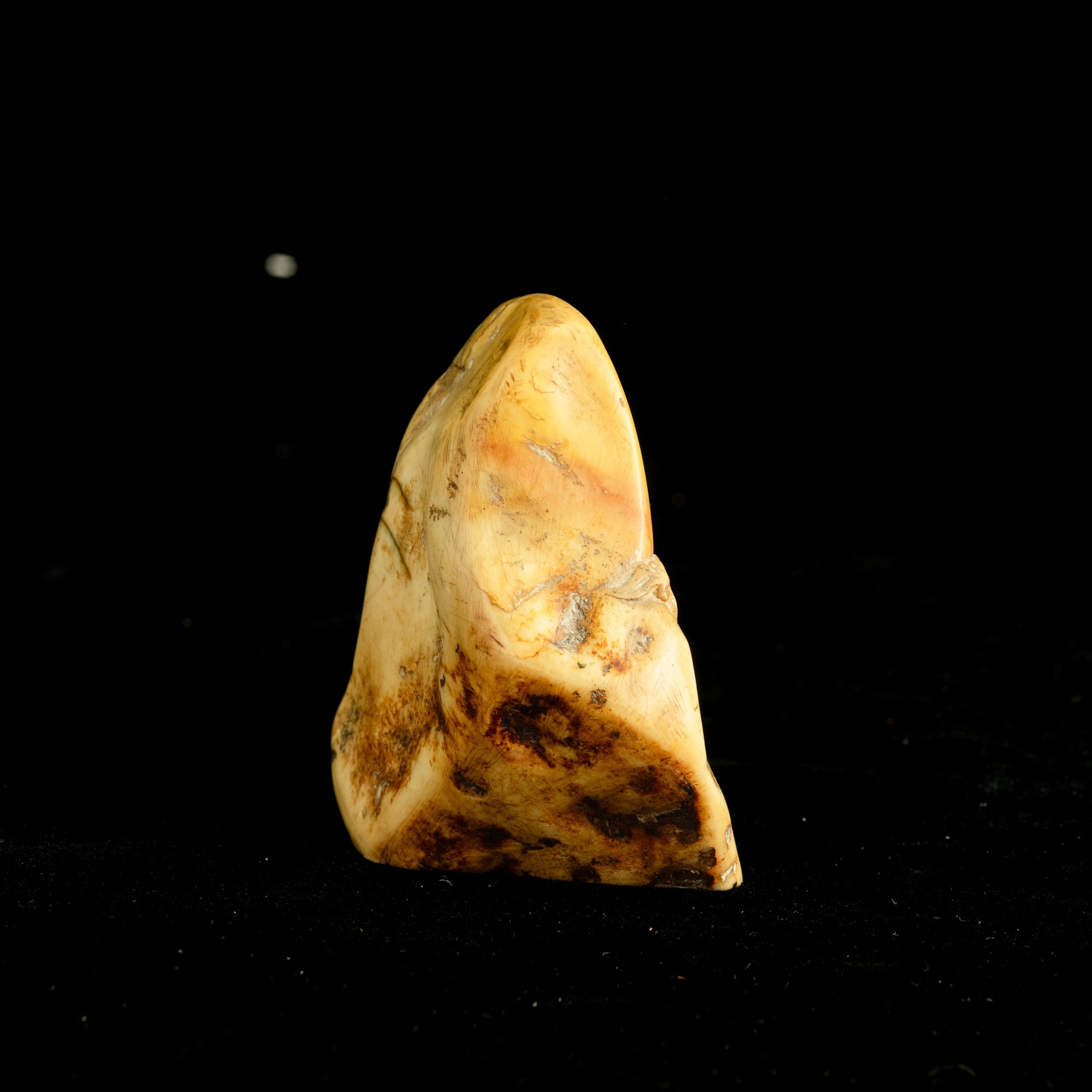 Cina, Elemento scolpito in pietra saponaria a guisa di montagna raffigurante Cani di Pho, XX seco...