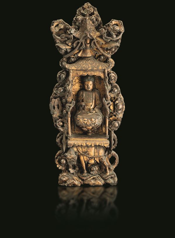 Rarissimo tempietto con figura di Buddha stante su animale fantastico in legno laccato dorato con tracce di policromia, Cina, Dinastia Ming, XVII secolo