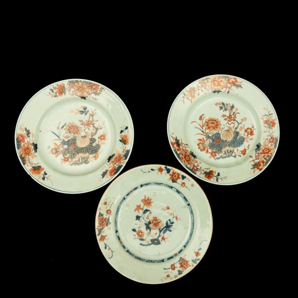 Lotto composto da sei piatti in porcellana stile Imari con decori a motivi floreali, Cina, Dinastia Qing, XVIII secolo