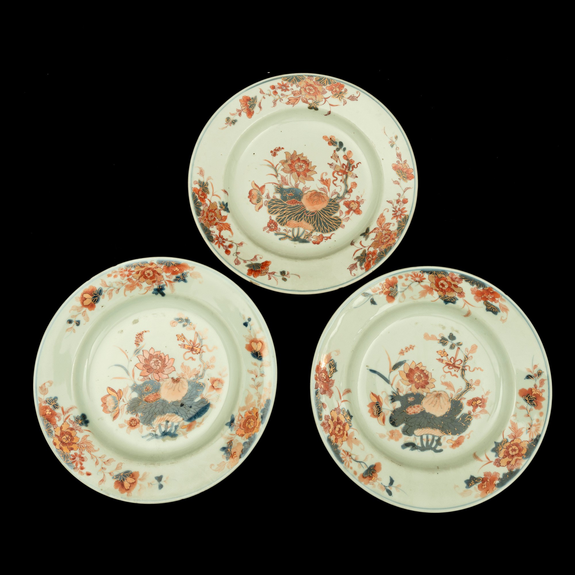 Cina (Dinastia Qing), Sei piatti in porcellana in stile Imari con decorazioni floreali, XVIII sec...