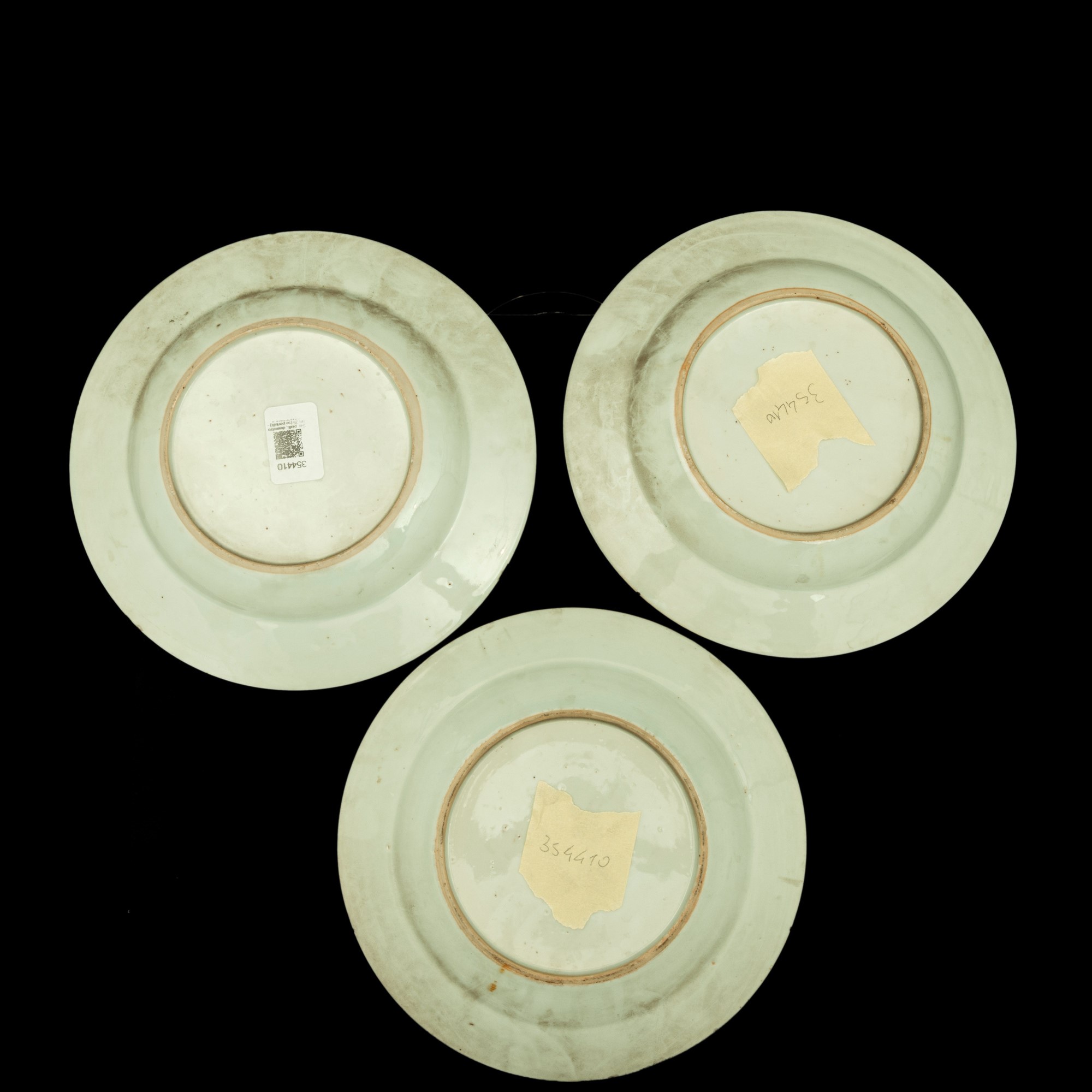 Cina (Dinastia Qing), Sei piatti in porcellana in stile Imari con decorazioni floreali, XVIII sec...
