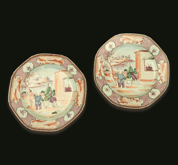 Coppia di piatti in porcellana Famiglia Rosa raffigurante scena di vita comune entro riserve e decori a motivi floreali, Cina, Dinastia Qing, XVIII secolo