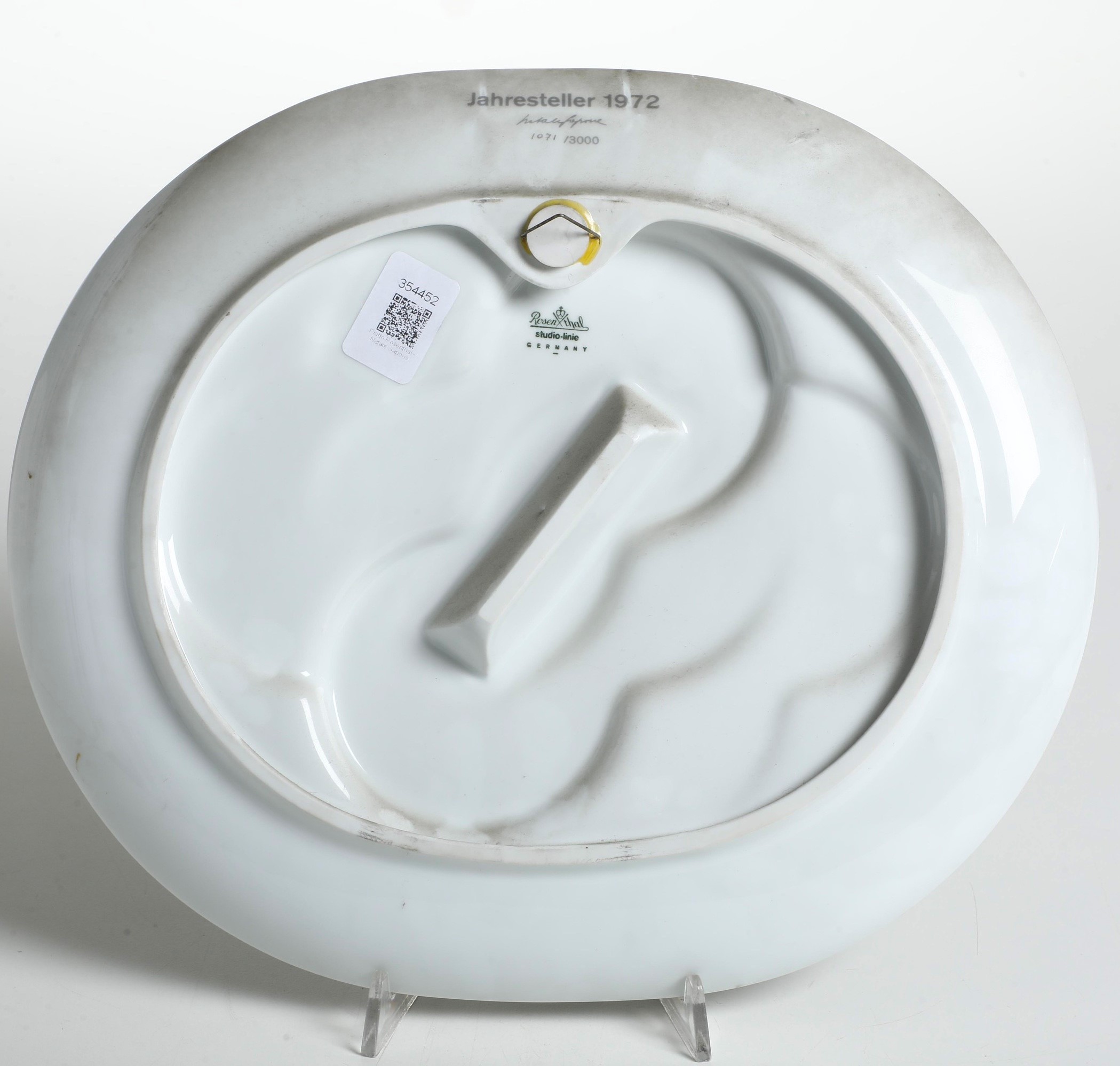 Piatto scultura. Germania, manifattura Rosenthal, 1972. Design di Natale Sapone.