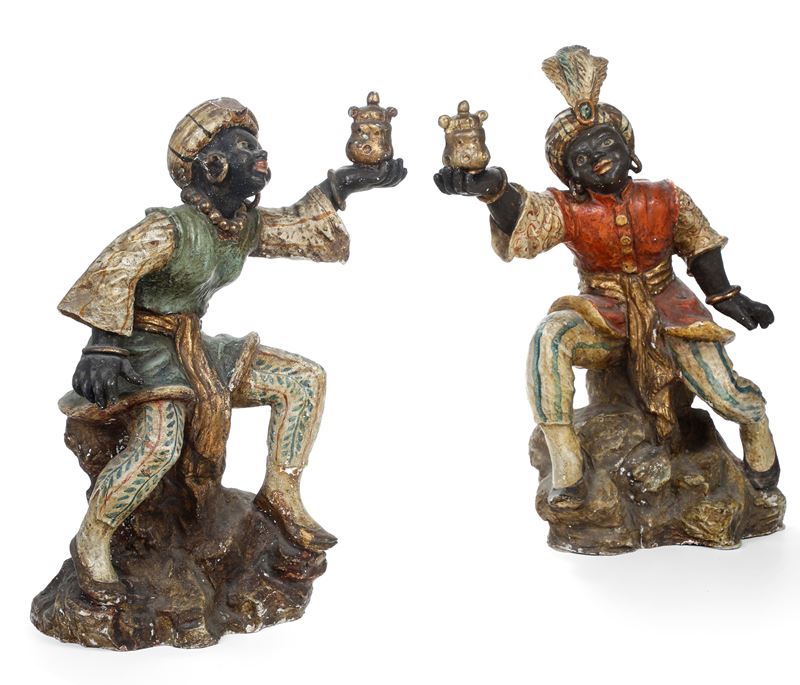 Coppia di figure di moretti in terracotta dipinta. XX secolo. Nei modi del settecento barocco veneziano  - Asta Dimore Italiane - Cambi Casa d'Aste
