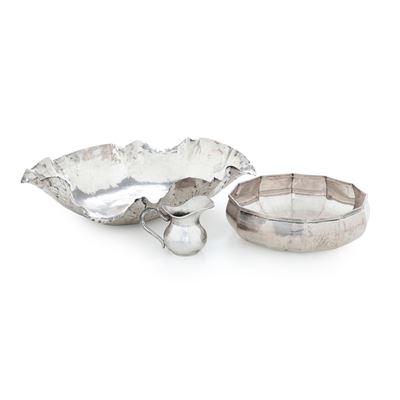Argento fuso e sagomato, Due ciotole e una brocchetta, differenti manifatture italiane del XX sec...
