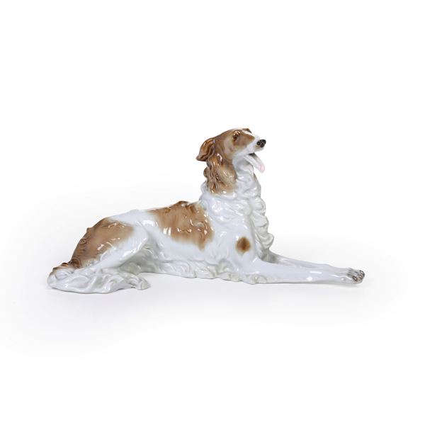 Figura di levriero russo. Germania, Wallendorf, Manifattura di Schaubach, secondo quarto del XX secolo.