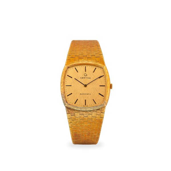 Orologio di forma in oro giallo 18k con bracciale integrato, quadrante champagne inciso con indici applicati, circa 1970