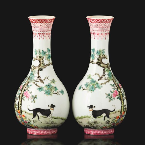 Coppia di vasi in porcellana Famiglia Rosa raffigurante Cane con decori a motivi vegetali, Cina, Repubblica