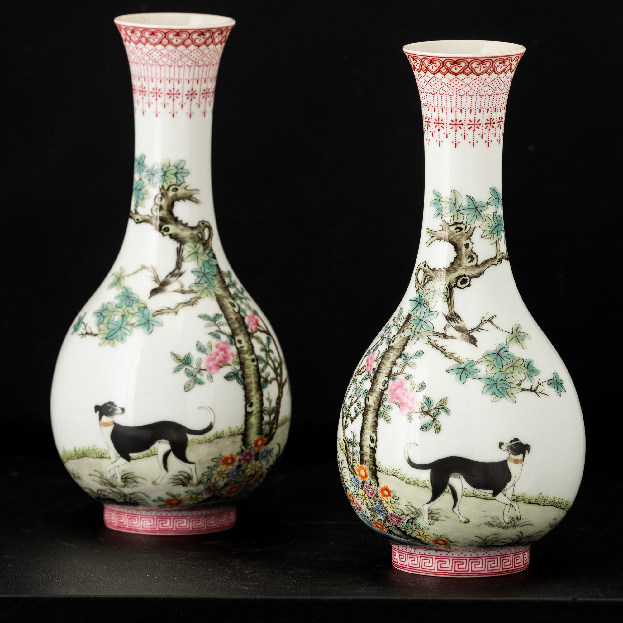 Coppia di vasi in porcellana Famiglia Rosa, Cane con decori a motivi vegetali (Cina, Repubblica),...