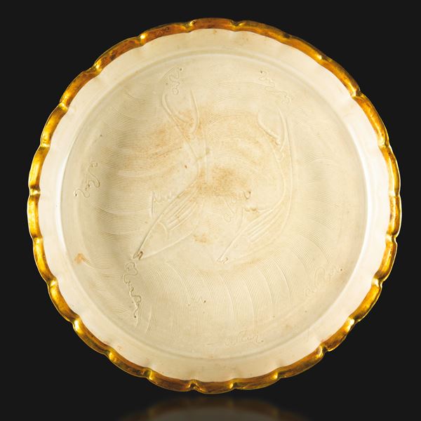 Piatto in porcellana Ding a fondo bianco raffigurante pesci incisi con bordo in metallo dorato, Cina, probabilmente Song del Nord