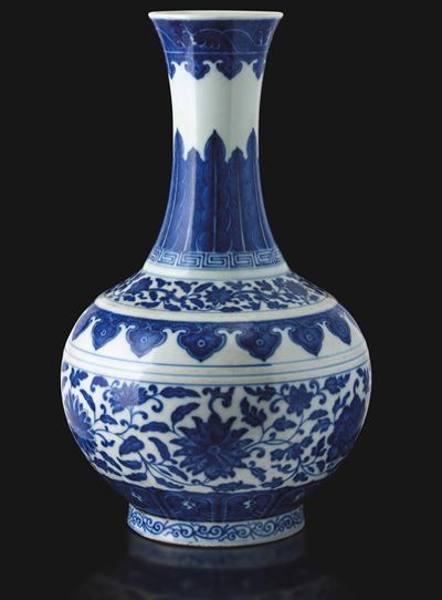 Cina, Vaso in porcellana bianca e blu stile “Shang Ping” con fiori di loto, funghi Ruyi e rami fl...