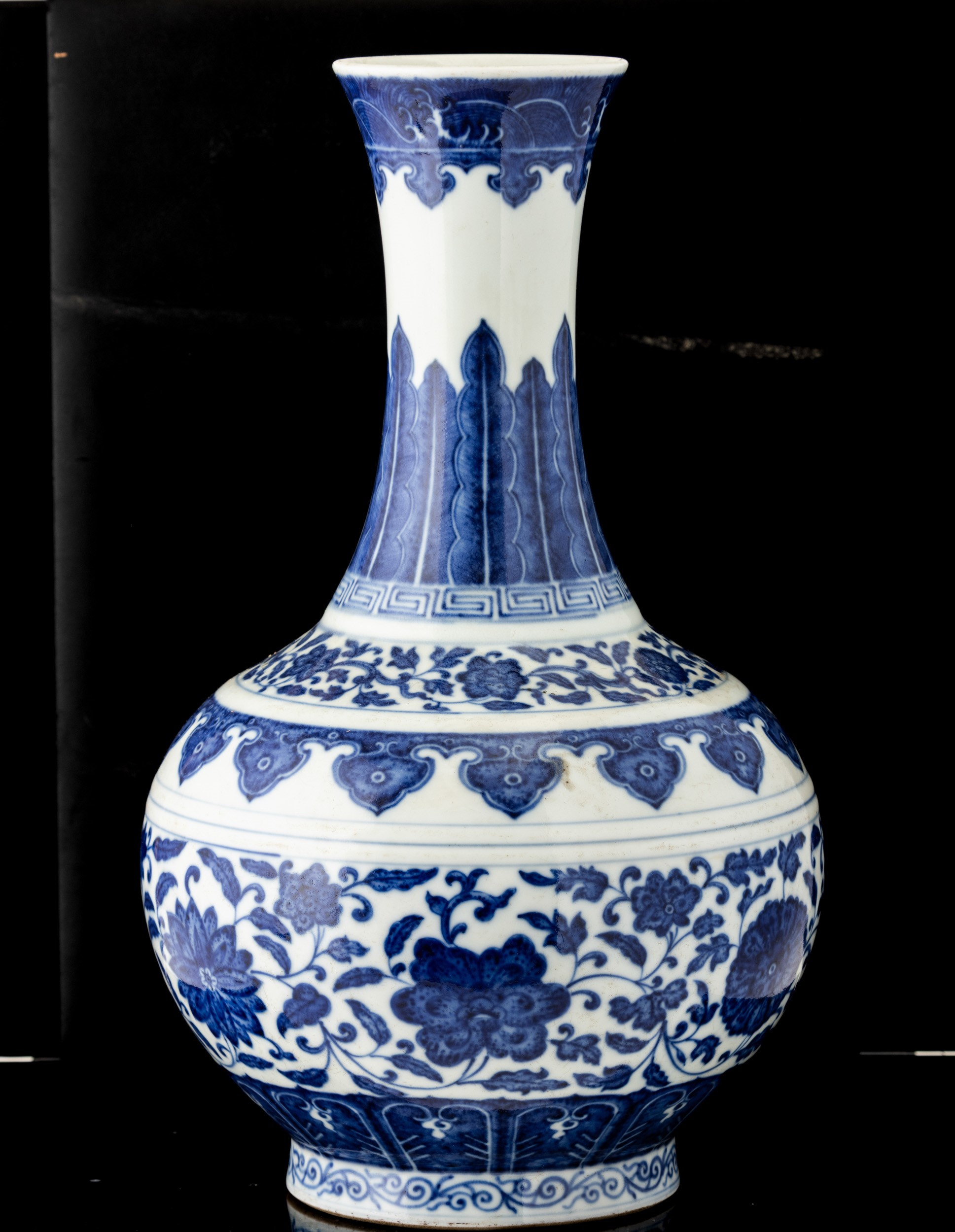 Cina, Vaso in porcellana bianca e blu stile “Shang Ping” con fiori di loto, funghi Ruyi e rami fl...