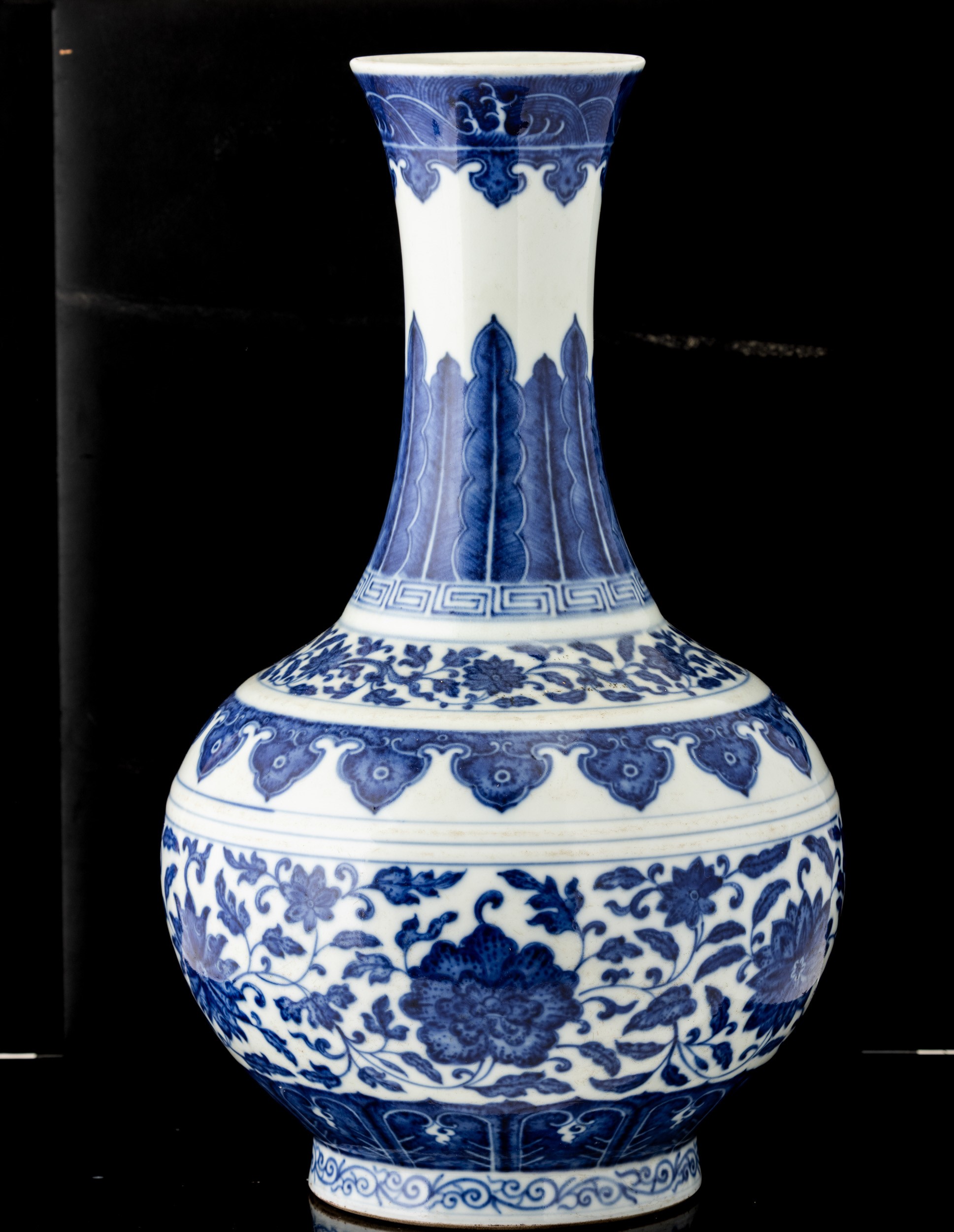 Cina, Vaso in porcellana bianca e blu stile “Shang Ping” con fiori di loto, funghi Ruyi e rami fl...