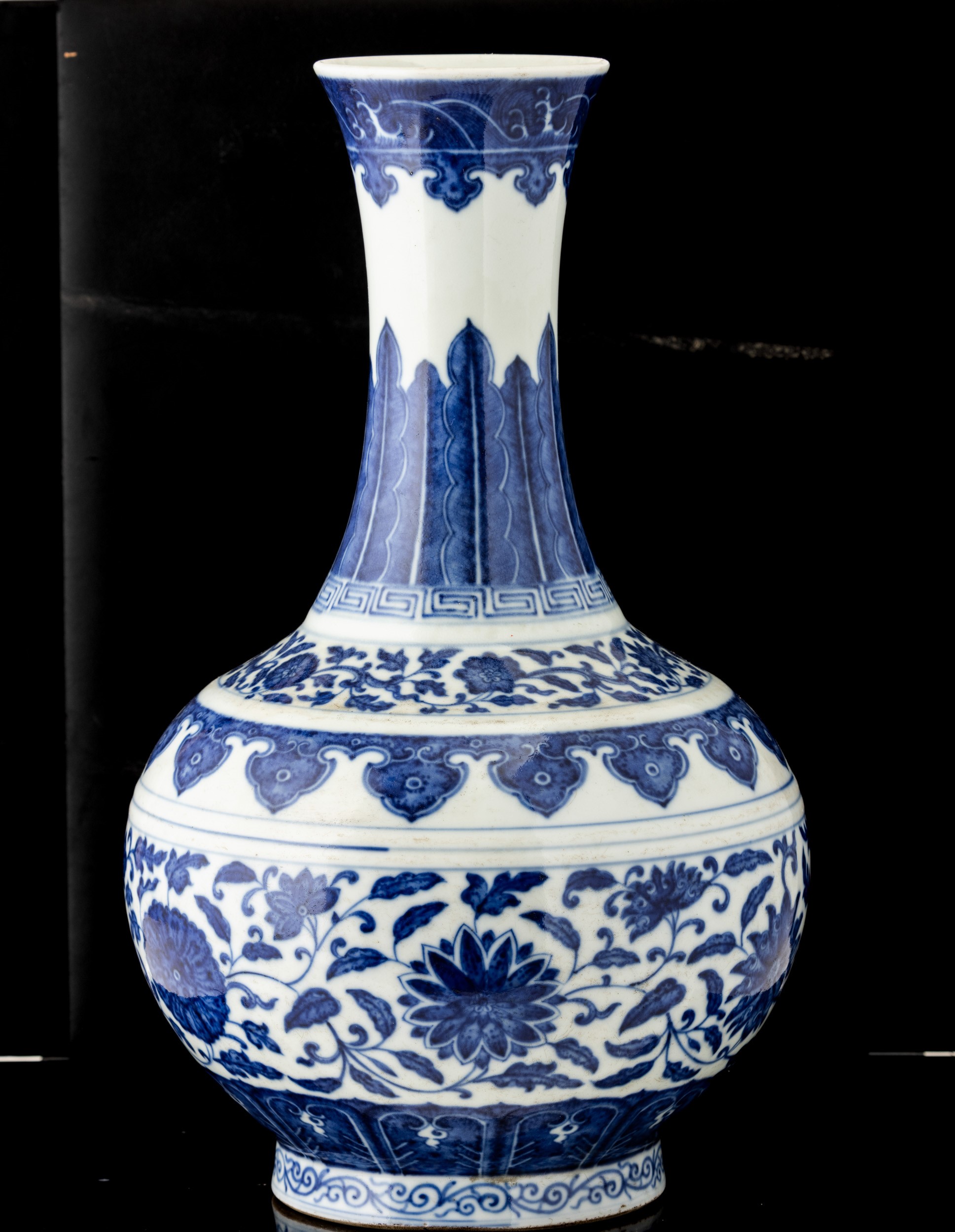 Cina, Vaso in porcellana bianca e blu stile “Shang Ping” con fiori di loto, funghi Ruyi e rami fl...