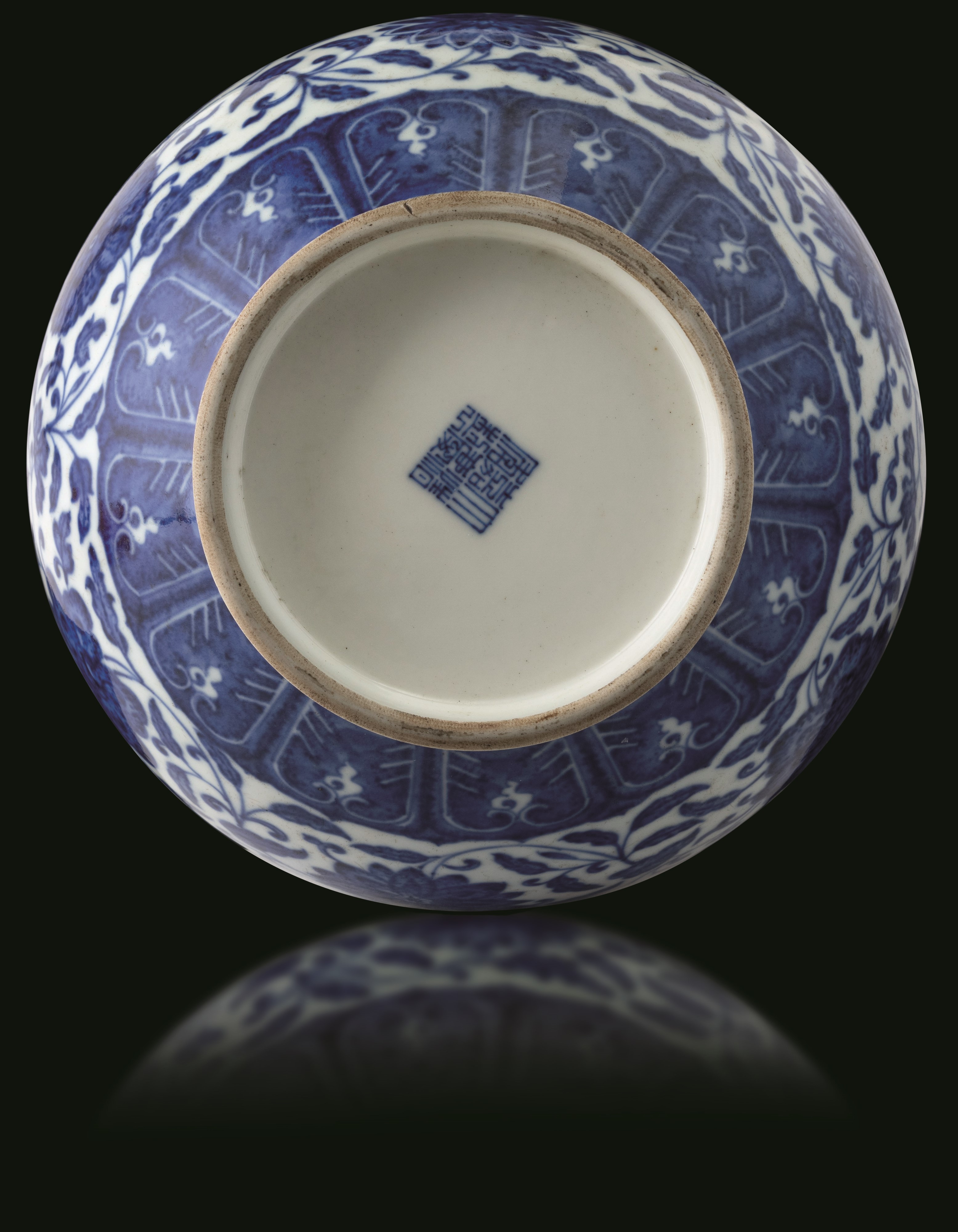 Cina, Vaso in porcellana bianca e blu stile “Shang Ping” con fiori di loto, funghi Ruyi e rami fl...