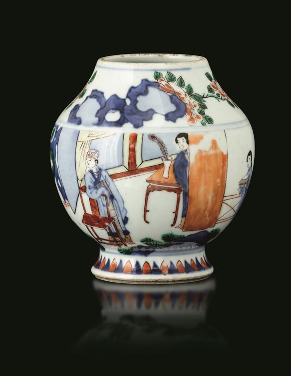 Vaso in porcellana stile Wucai raffigurante scena di corte con decori a motivi floreali, Cina, Dinastia Qing, fine XIX secolo