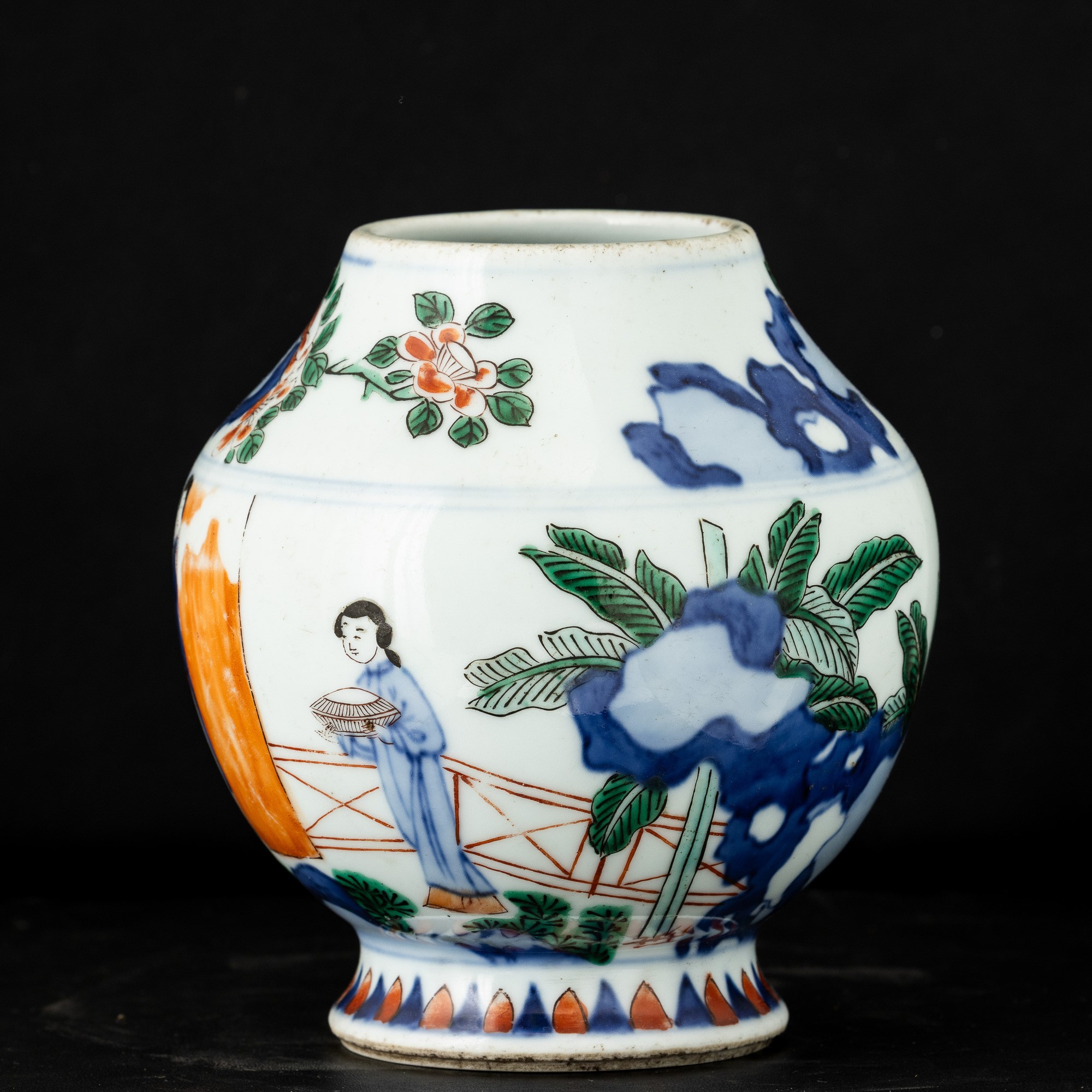 Cina, Dinastia Qing (fine XIX secolo), Vaso in porcellana stile Wucai con scena di corte e decora...