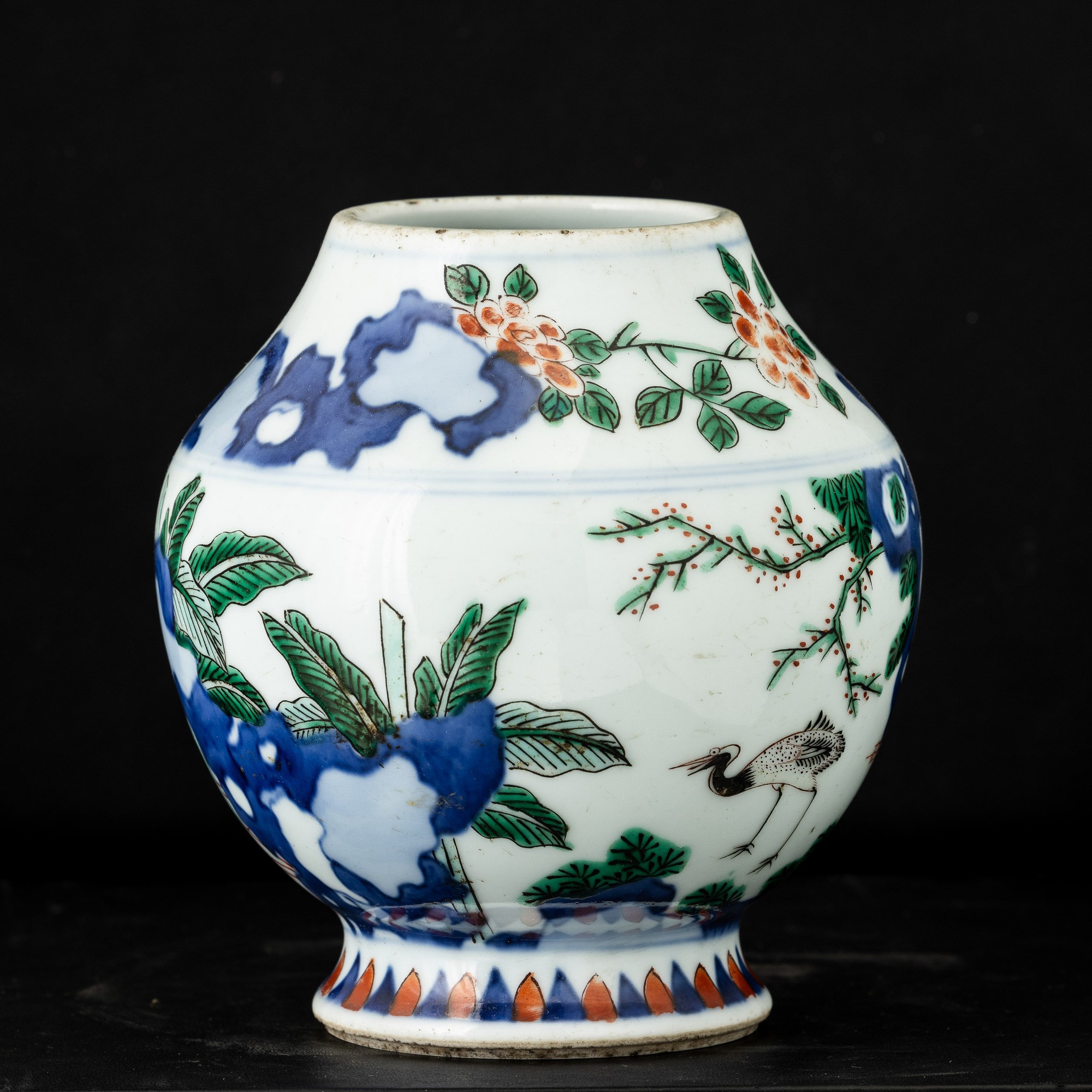 Cina, Dinastia Qing (fine XIX secolo), Vaso in porcellana stile Wucai con scena di corte e decora...