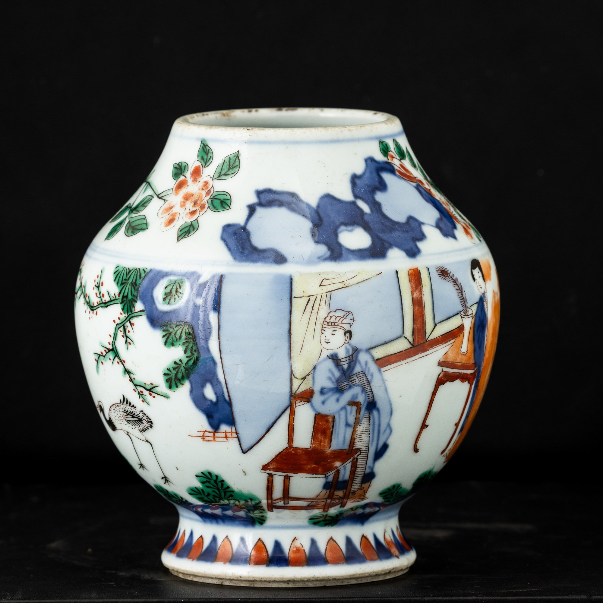 Cina, Dinastia Qing (fine XIX secolo), Vaso in porcellana stile Wucai con scena di corte e decora...