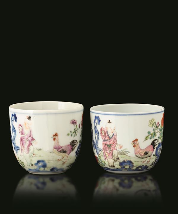 Coppia di tazzine in porcellana Famiglia Rosa raffiguranti galli con iscrizioni e decori a motivi floreali, Cina, Repubblica