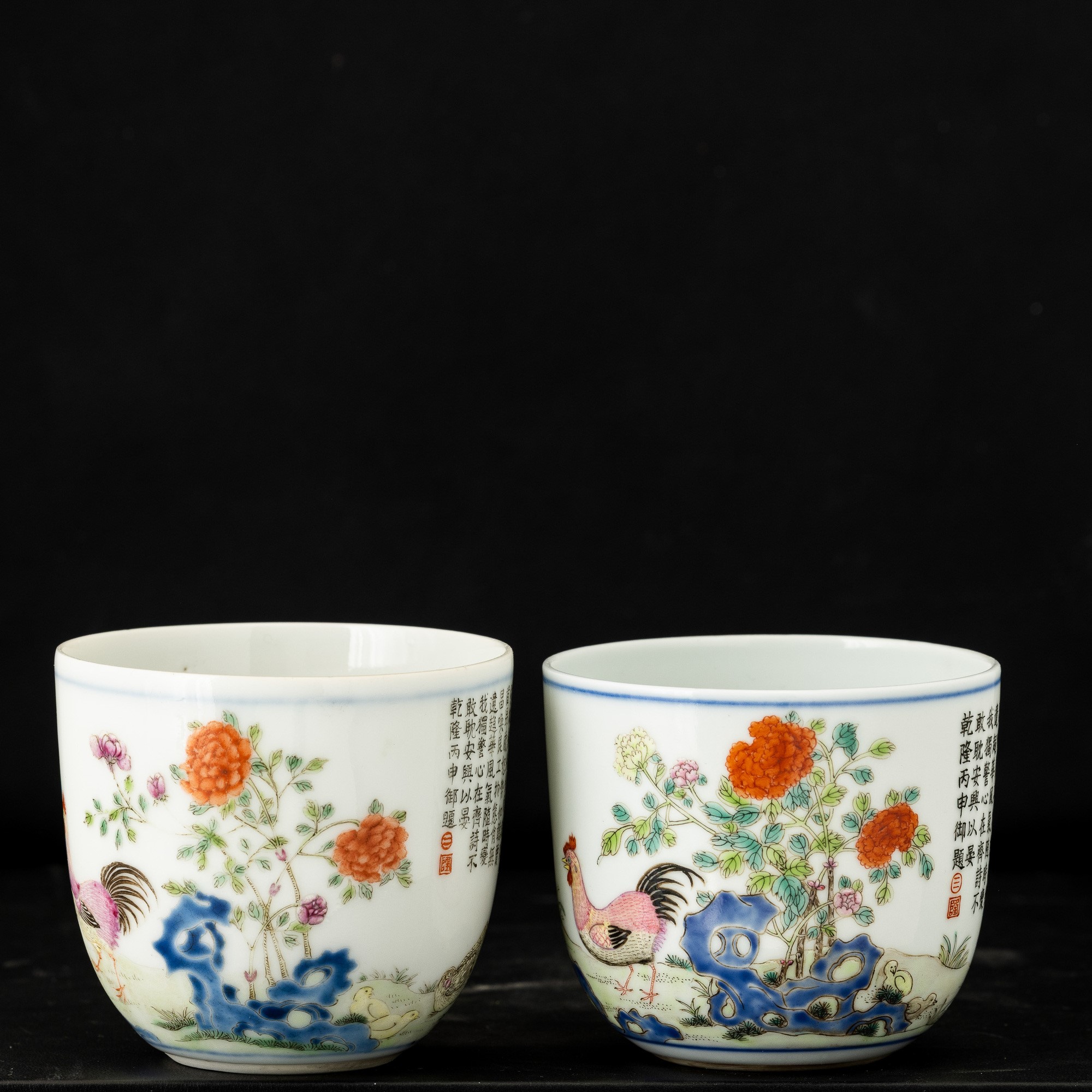 Cina, Coppia di tazzine in porcellana decorata con galli, Famiglia Rosa, Repubblica
