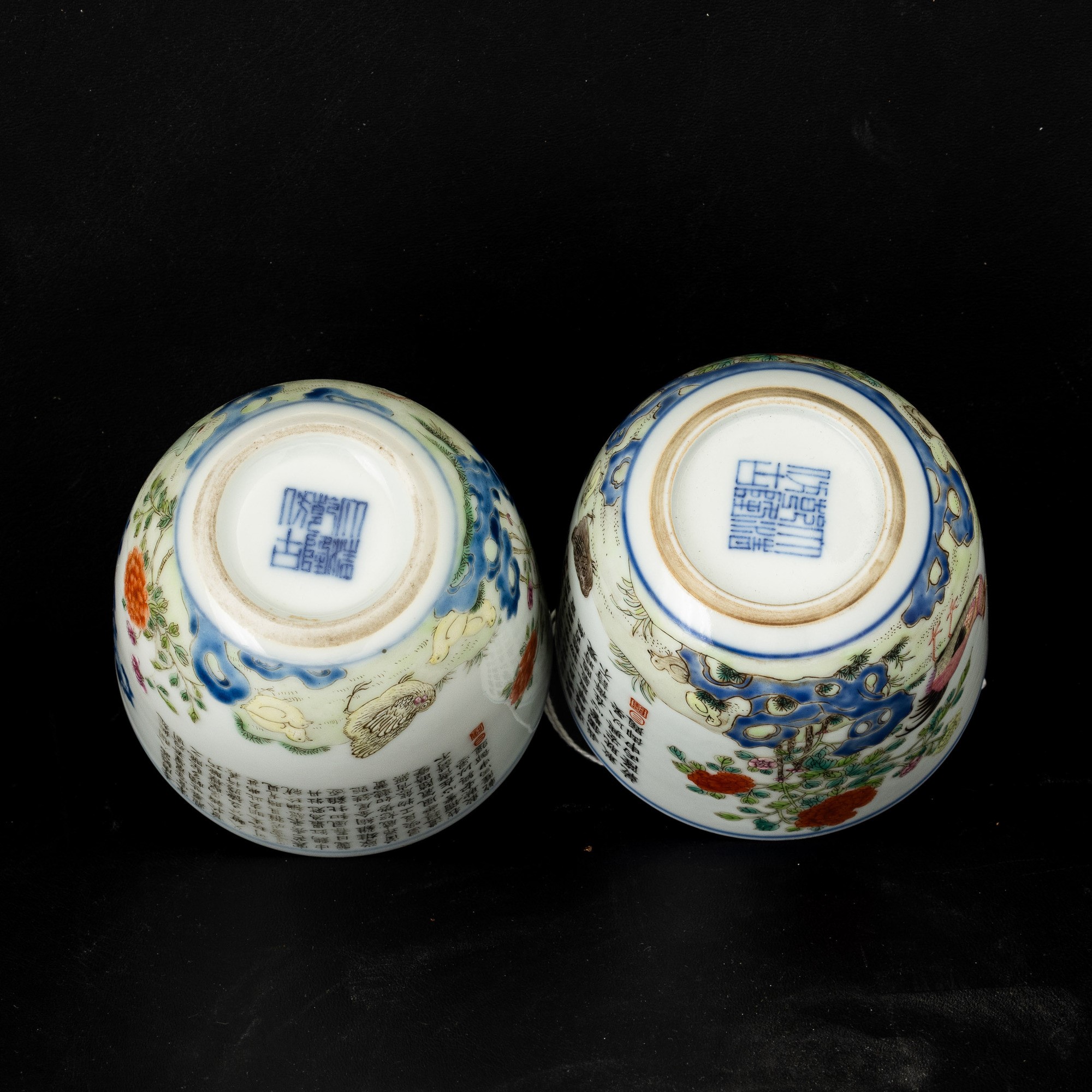 Cina, Coppia di tazzine in porcellana decorata con galli, Famiglia Rosa, Repubblica