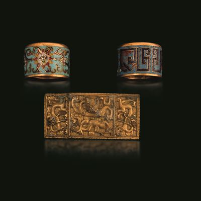 Cina, Anelli a smalto policromo cloisonné e fibbia in bronzo con decorazioni a rilievo, Dinastia ...
