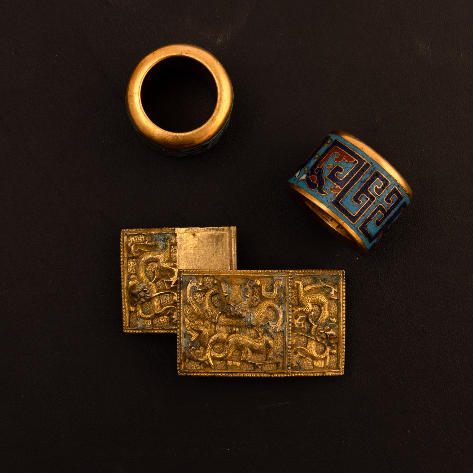 Cina, Anelli a smalto policromo cloisonné e fibbia in bronzo con decorazioni a rilievo, Dinastia ...