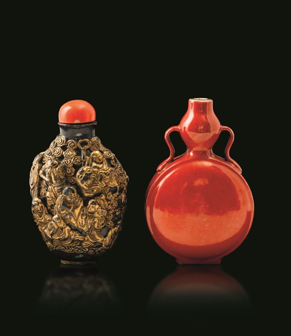 Lotto composto da due snuff bottle in porcellana a imitazione del bronzo dorato con decori a rilievo, Cina, Repubblica