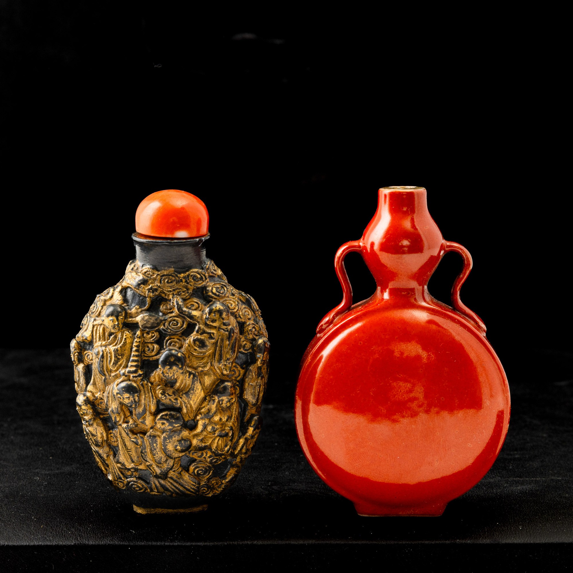 Cina (Repubblica), Coppia di snuff bottle in porcellana a imitazione del bronzo dorato con decori...