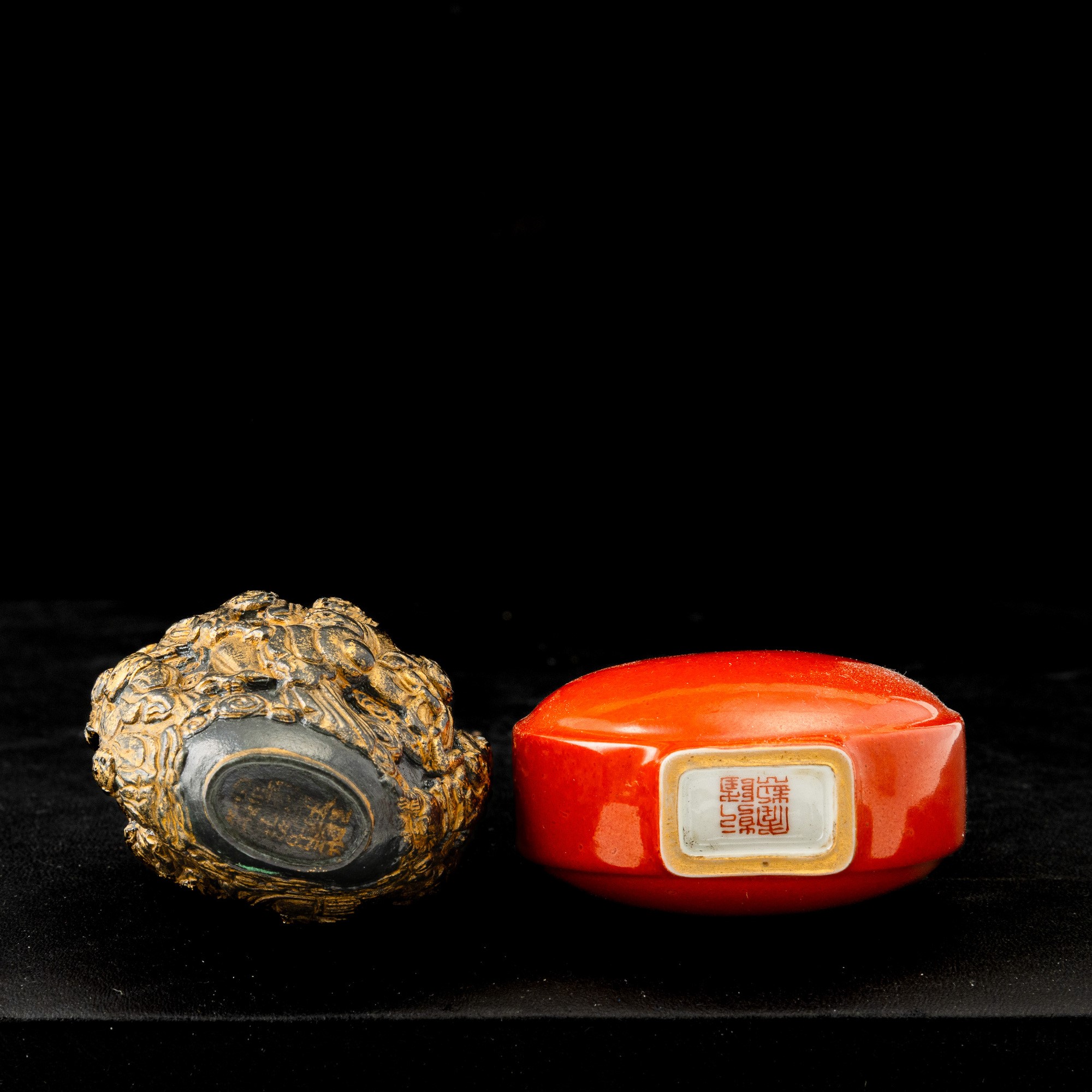 Cina (Repubblica), Coppia di snuff bottle in porcellana a imitazione del bronzo dorato con decori...